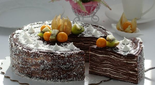 Шоколадный блинный торт со сметанным кремом