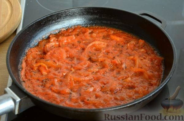 Баклажаны, запечённые с томатно-луковым соусом и сыром