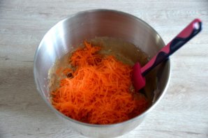 Морковный торт с вишней