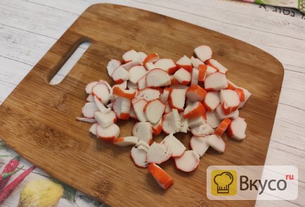 Салат из крабовых палочек с помидорами и сыром