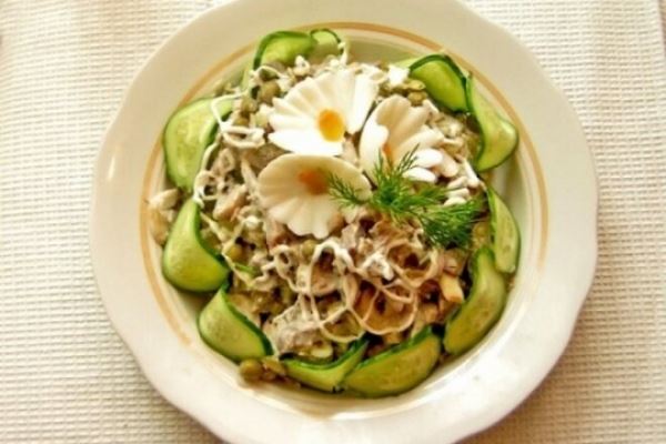Салат из печени с грибами, огурцами и сыром