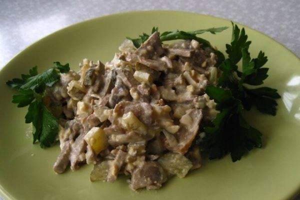 Салат из свиной печени с маринованными грибами