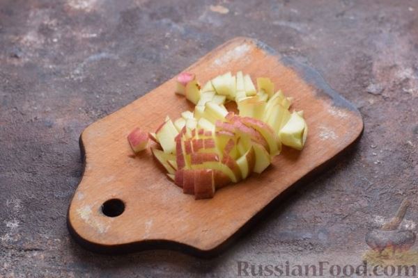 Салат с сельдью, картофелем, яблоком, свёклой и клюквой