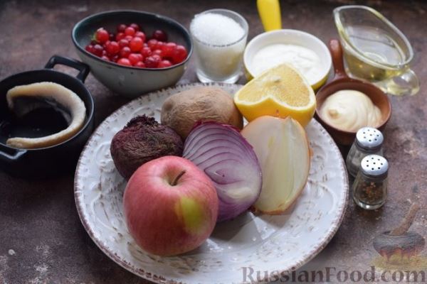 Салат с сельдью, картофелем, яблоком, свёклой и клюквой