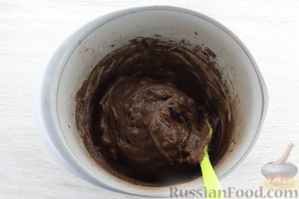 Шоколадный кекс с сухофруктами, грецкими орехами и глазурью