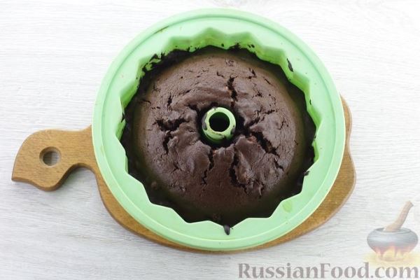 Шоколадный кекс с сухофруктами, грецкими орехами и глазурью