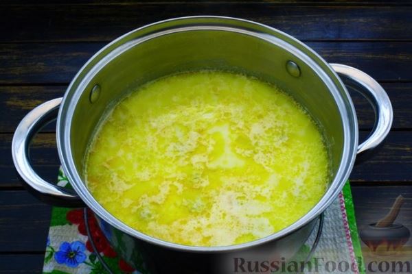 Сливочно-сырный суп с фрикадельками из индейки