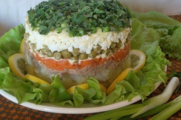 Слоеный салат из печени с маринованными огурцами и горошком