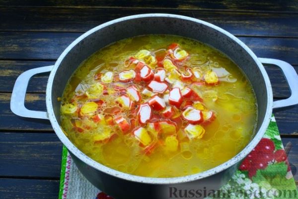 Суп с крабовыми палочками, рисом и кукурузой