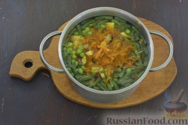 Сырный суп с шампиньонами, стручковой фасолью и зелёным горошком