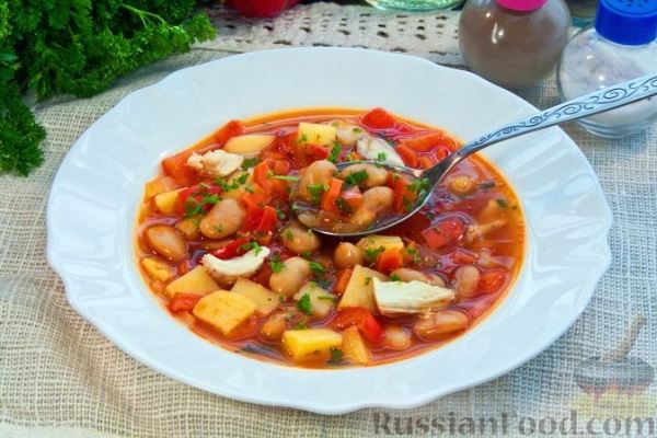 Томатный суп с курицей, консервированной фасолью и овощами