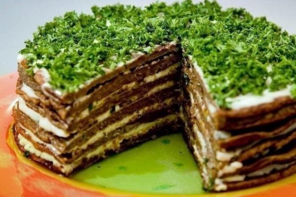 Печеночный торт с зеленью и чесноком