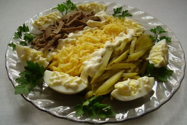 Салат из печени с сыром и огурцом